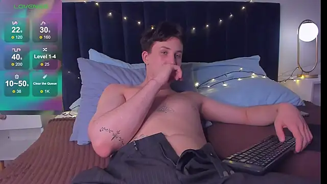 Snapshot of AdrianoAubert chatting on October 12, 2025, 3:35 pm AdrianoAubert online show from October 12, 2025, 3:35 pm