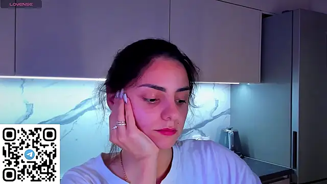 Snapshot of EmiliaZen chatting on June 23, 2026, 5:33 pm EmiliaZen online show from June 23, 2026, 5:33 pm