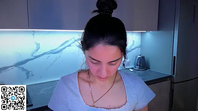 Snapshot of EmiliaZen chatting on June 24, 2026, 8:39 pm EmiliaZen online show from June 24, 2026, 8:39 pm