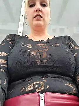 Sexybiene969 online show from September 14, 2025, 3:12 pm