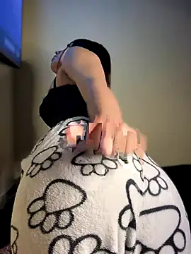 Snapshot of Laura-Khalifa chatting on December 5, 2025, 5:39 am Laura-Khalifa online show from December 5, 2025, 5:39 am