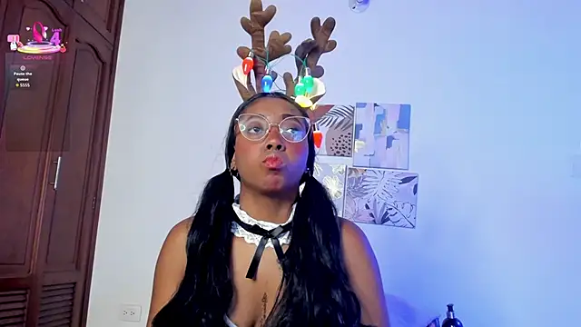 Snapshot of alejandra-cortes chatting on December 2, 2025, 11:45 am alejandra-cortes online show from December 2, 2025, 11:45 am