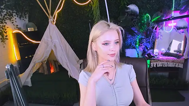 LeonaStane online show from September 26, 2025, 5:20 pm