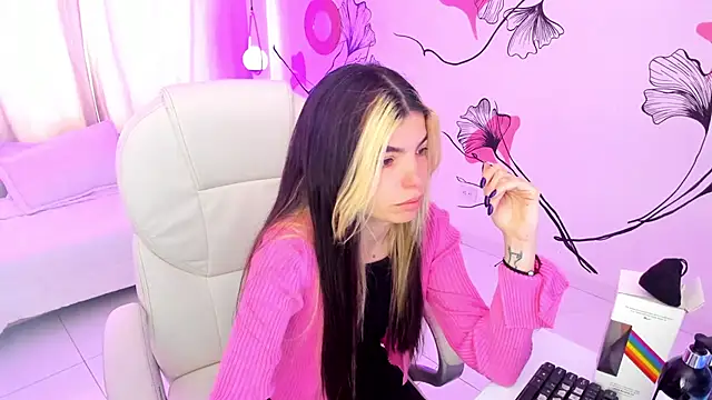 Isabela Fiorelli online show from November 11, 2025, 1:28 pm