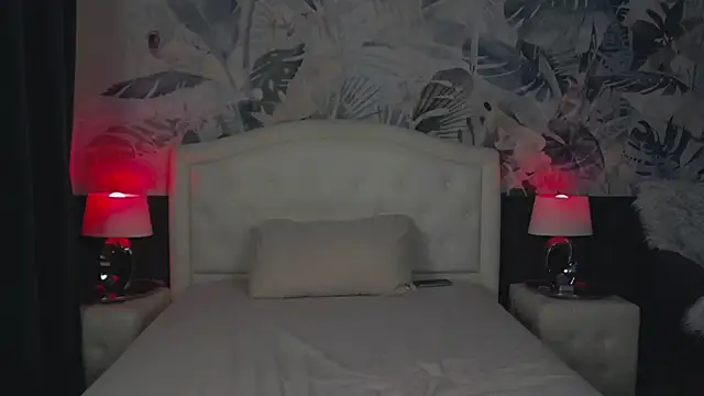 Snapshot of MaeveMoon chatting on April 6, 2026, 7:04 pm MaeveMoon online show from April 6, 2026, 7:04 pm