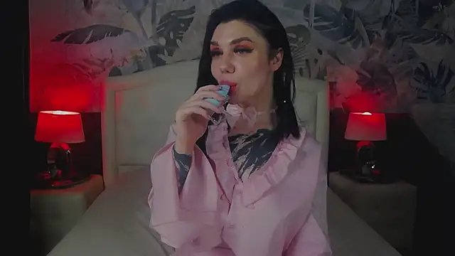 Snapshot of MaeveMoon chatting on May 20, 2026, 2:19 am MaeveMoon online show from May 20, 2026, 2:19 am