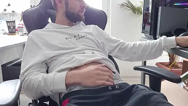 Snapshot of ademandjulia chatting on February 5, 2026, 12:23 pm ademandjulia online show from February 5, 2026, 12:23 pm