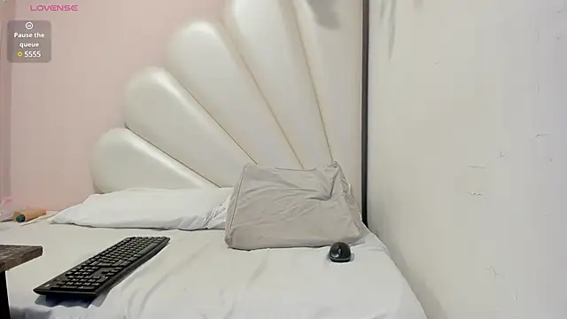 Olivia Stevens online show from February 28, 2025, 7:35 pm