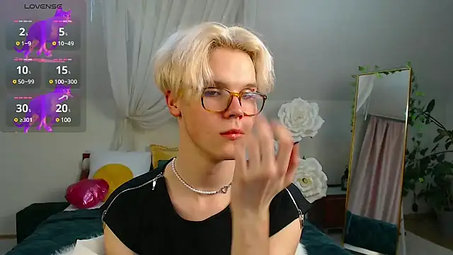 Snapshot of LouiseCoke chatting on March 8, 2025, 12:22 am LouiseCoke online show from March 8, 2025, 12:22 am