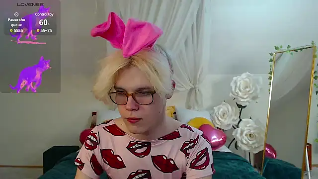 Snapshot of LouiseCoke chatting on March 11, 2025, 5:13 pm LouiseCoke online show from March 11, 2025, 5:13 pm