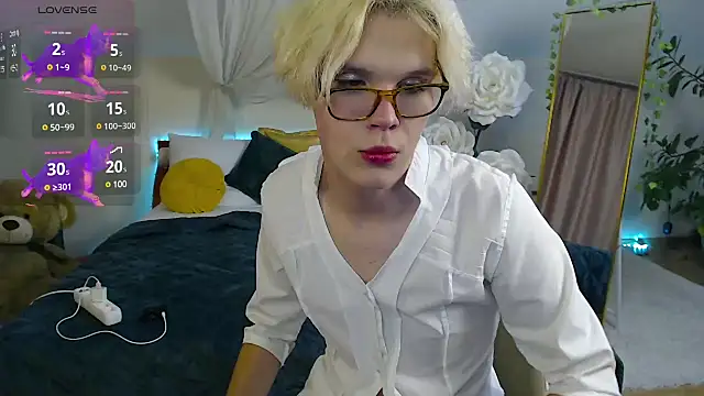 Snapshot of LouiseCoke chatting on March 15, 2025, 12:36 am LouiseCoke online show from March 15, 2025, 12:36 am