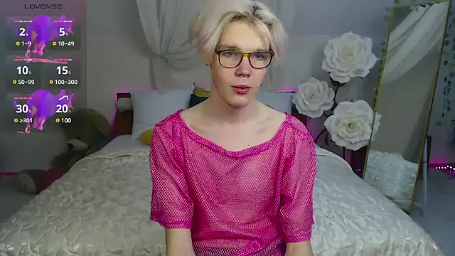 Snapshot of LouiseCoke chatting on March 19, 2025, 8:11 pm LouiseCoke online show from March 19, 2025, 8:11 pm