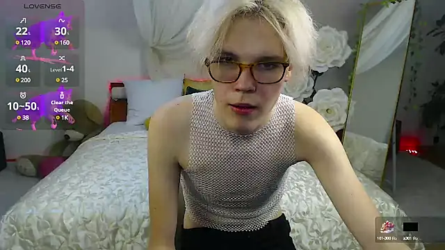 Snapshot of LouiseCoke chatting on March 18, 2025, 5:55 pm LouiseCoke online show from March 18, 2025, 5:55 pm