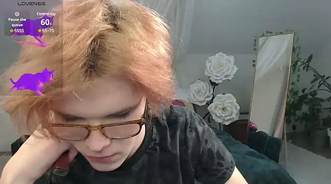 Snapshot of LouiseCoke chatting on February 16, 2025, 11:28 pm LouiseCoke online show from February 16, 2025, 11:28 pm