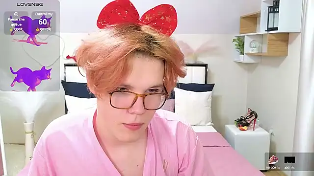 Snapshot of LouiseCoke chatting on March 5, 2025, 12:49 am LouiseCoke online show from March 5, 2025, 12:49 am