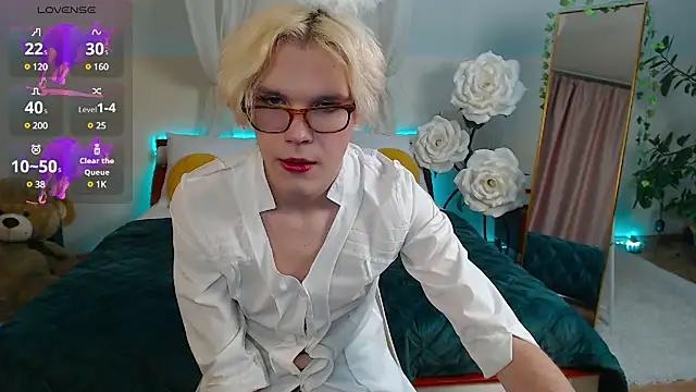 Snapshot of LouiseCoke chatting on March 14, 2025, 9:00 pm LouiseCoke online show from March 14, 2025, 9:00 pm