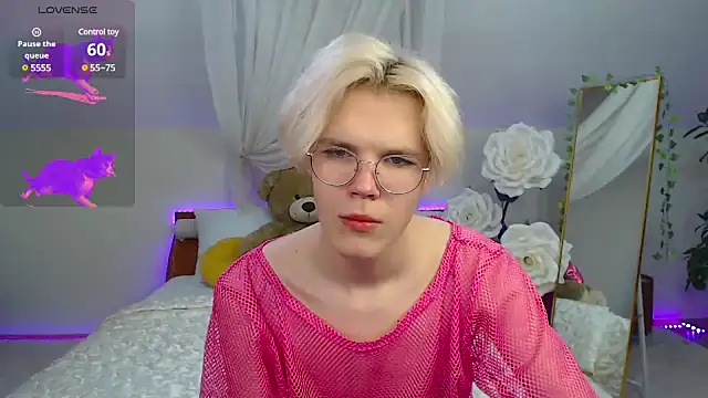 Snapshot of LouiseCoke chatting on March 20, 2025, 5:04 pm LouiseCoke online show from March 20, 2025, 5:04 pm