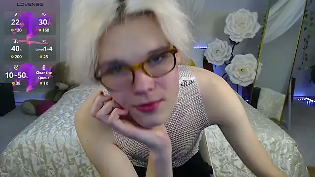 Snapshot of LouiseCoke chatting on March 19, 2025, 12:04 am LouiseCoke online show from March 19, 2025, 12:04 am