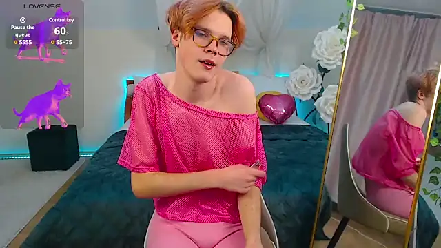 Snapshot of LouiseCoke chatting on February 19, 2025, 9:36 pm LouiseCoke online show from February 19, 2025, 9:36 pm