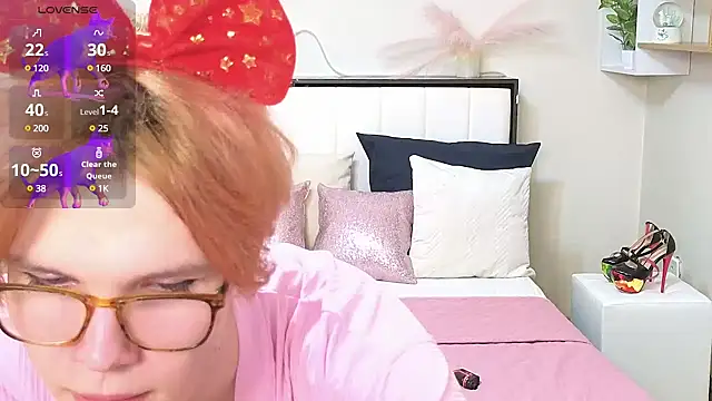 Snapshot of LouiseCoke chatting on March 4, 2025, 9:43 pm LouiseCoke online show from March 4, 2025, 9:43 pm