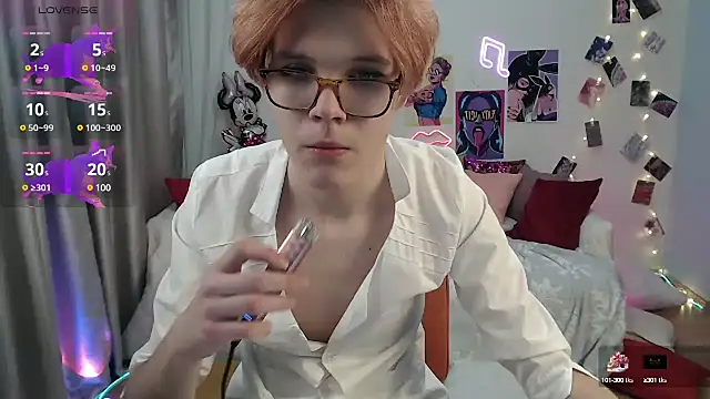 Snapshot of LouiseCoke chatting on February 20, 2025, 6:24 pm LouiseCoke online show from February 20, 2025, 6:24 pm