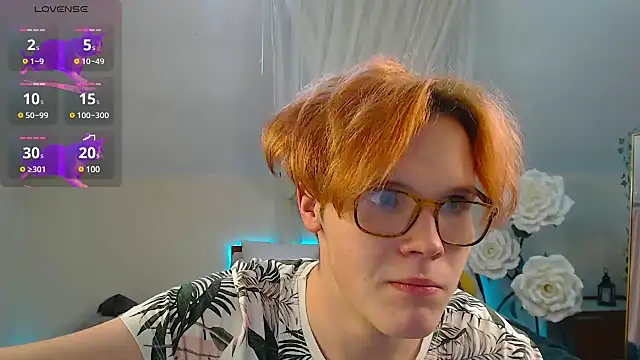 Snapshot of LouiseCoke chatting on February 19, 2025, 6:32 pm LouiseCoke online show from February 19, 2025, 6:32 pm