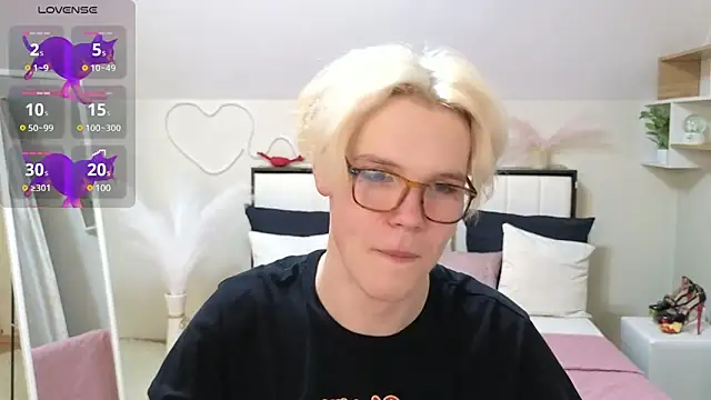 Snapshot of LouiseCoke chatting on March 9, 2025, 9:14 pm LouiseCoke online show from March 9, 2025, 9:14 pm