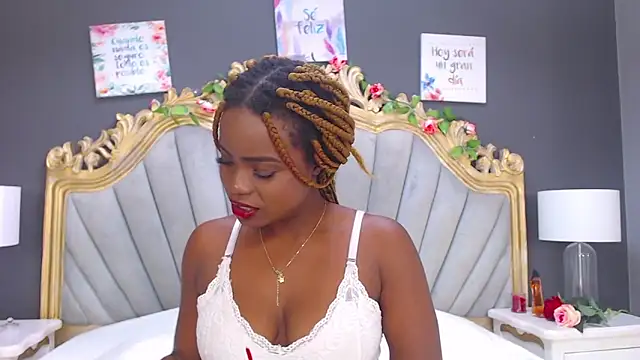 Snapshot of LindaBird chatting on March 20, 2025, 1:35 am LindaBird online show from March 20, 2025, 1:35 am