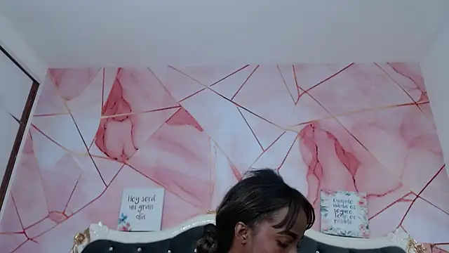 Snapshot of LindaBird chatting on November 3, 2025, 10:24 pm LindaBird online show from November 3, 2025, 10:24 pm