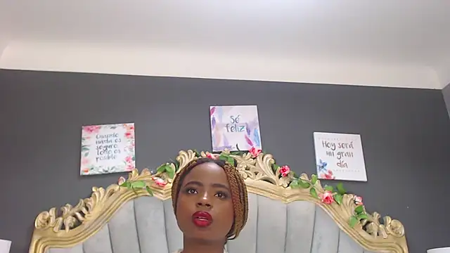 Snapshot of LindaBird chatting on March 22, 2025, 10:15 pm LindaBird online show from March 22, 2025, 10:15 pm