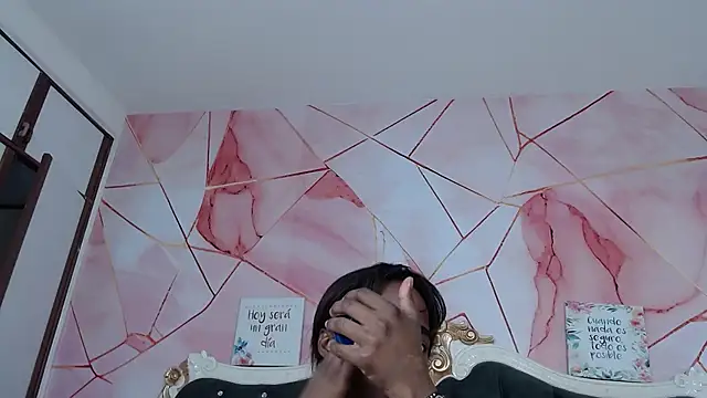 Snapshot of LindaBird chatting on December 1, 2025, 8:21 pm LindaBird online show from December 1, 2025, 8:21 pm