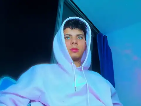 Snapshot of Alessandro_1610 chatting on October 25, 2025, 5:17 am Alessandro 1610 online show from October 25, 2025, 5:17 am