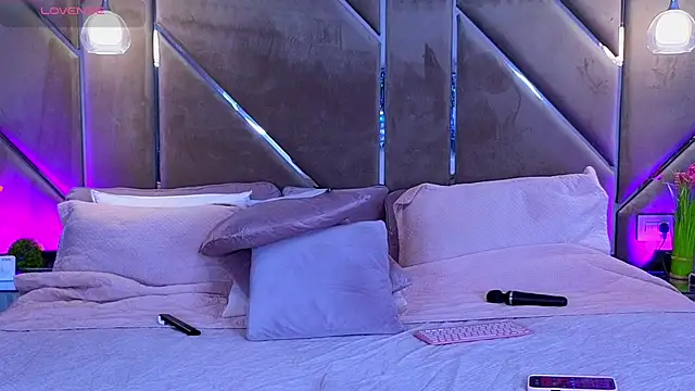 Lellie   online show from September 24, 2025, 5:30 pm