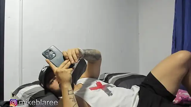 Snapshot of mikeblaree chatting on October 30, 2025, 3:20 pm mikeblaree online show from October 30, 2025, 3:20 pm