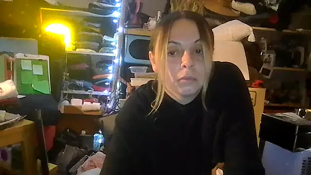Snapshot of ShysluutGia chatting on June 28, 2026, 10:43 am ShysluutGia online show from June 28, 2026, 10:43 am
