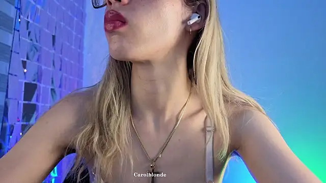 Carolblonde online show from November 11, 2025, 9:37 am