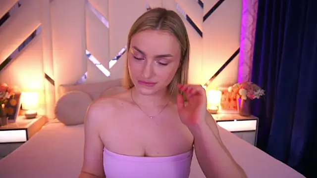 LindsieGreyy online show from June 5, 2026, 2:12 pm