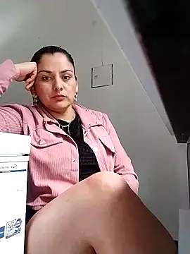 Snapshot of Issaquens chatting on February 17, 2025, 7:33 pm Issaquens online show from February 17, 2025, 7:33 pm