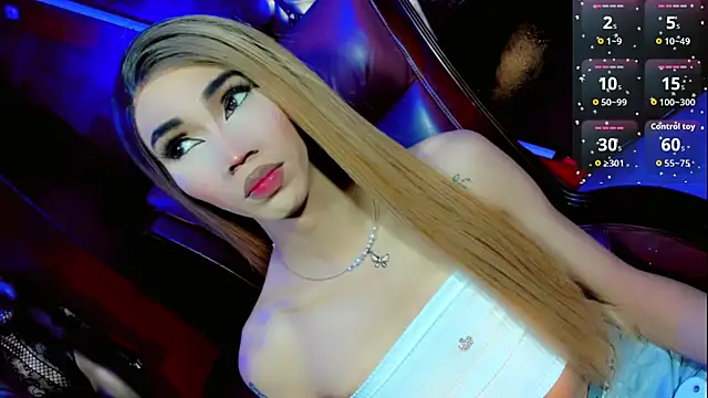 emelly horny  online show from November 19, 2025, 7:25 pm