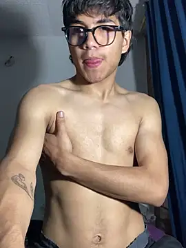 Snapshot of shadowsofgarden chatting on March 21, 2025, 1:34 am shadowsofgarden online show from March 21, 2025, 1:34 am