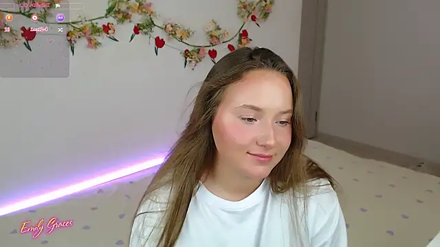 Snapshot of EmilyxxGraces chatting on June 14, 2026, 2:24 am EmilyxxGraces online show from June 14, 2026, 2:24 am