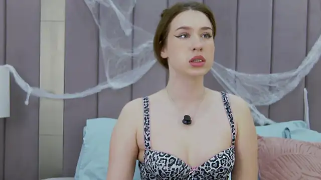 Jackie White  online show from November 2, 2025, 3:00 am