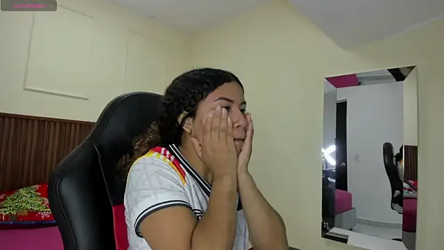 MELINAMARTINS online show from December 22, 2025, 7:36 pm