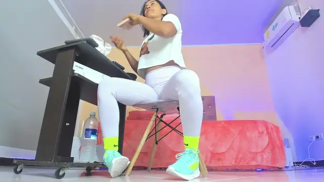 Snapshot of cristal_crossfitx chatting on February 19, 2026, 10:23 am cristal crossfitx online show from February 19, 2026, 10:23 am