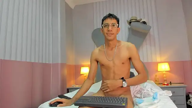 Snapshot of sweet_boy_sweet06 chatting on March 10, 2025, 12:06 pm sweet boy sweet06 online show from March 10, 2025, 12:06 pm