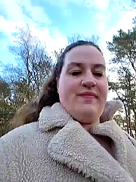 Snapshot of justtess chatting on December 16, 2025, 10:52 am justtess online show from December 16, 2025, 10:52 am