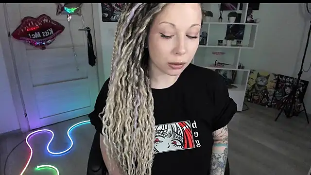 Snapshot of HoneySallyMoore chatting on April 15, 2026, 8:20 pm HoneySallyMoore online show from April 15, 2026, 8:20 pm
