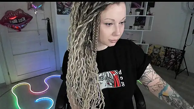 Snapshot of HoneySallyMoore chatting on April 3, 2026, 8:15 pm HoneySallyMoore online show from April 3, 2026, 8:15 pm