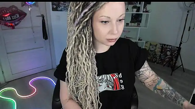 Snapshot of HoneySallyMoore chatting on April 5, 2026, 8:04 pm HoneySallyMoore online show from April 5, 2026, 8:04 pm