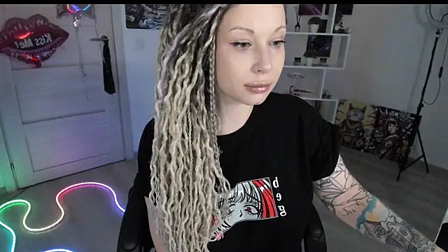 Snapshot of HoneySallyMoore chatting on April 4, 2026, 8:04 pm HoneySallyMoore online show from April 4, 2026, 8:04 pm